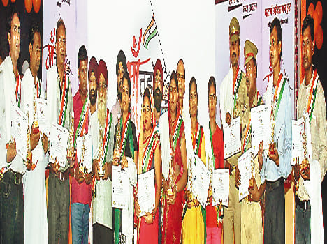 Children in fancy dress show patriotism
