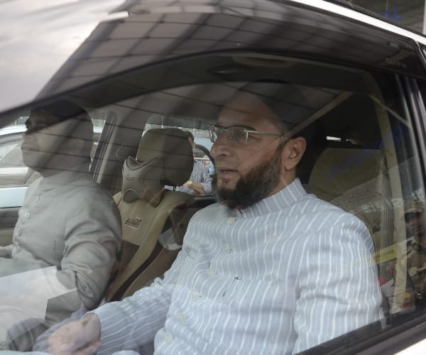 owaisi attacks on central govt over triple talaak.