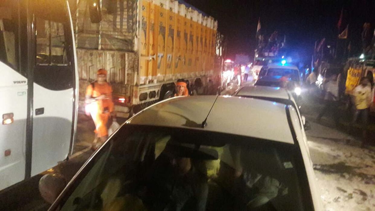 Heavy vehicles were jammed.