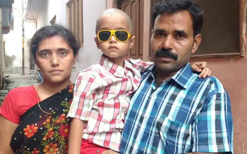 patients lose eye sight due to carelesness of kgmu doctor