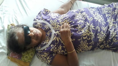 patients lose eye sight due to carelesness of kgmu doctor