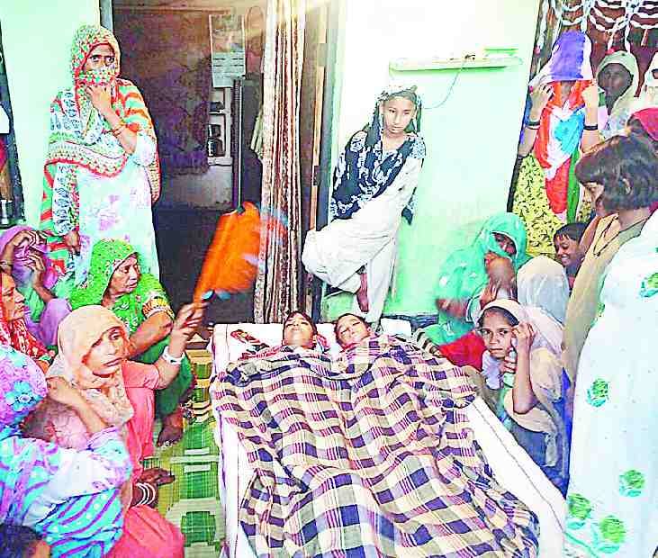 Pesticides by eating two daughters died, the father serious