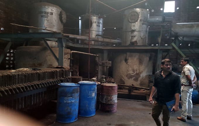 mobile oil preparation illegally in factory and smugglingg to delhi suppliers, police exposed gang