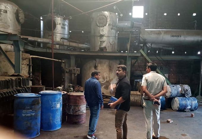 mobile oil preparation illegally in factory and smugglingg to delhi suppliers, police exposed gang