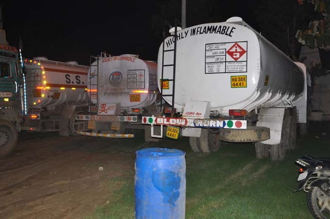 mobile oil preparation illegally in factory and smugglingg to delhi suppliers, police exposed gang