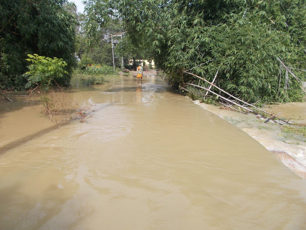 Many of rain fell continuously house, broken banded