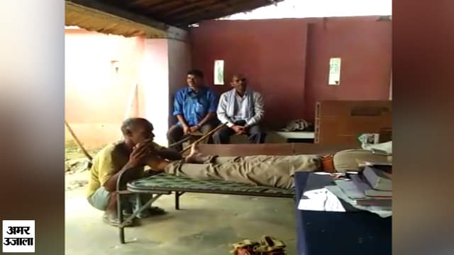 पैर दबाता रेप आरोपी का पिता