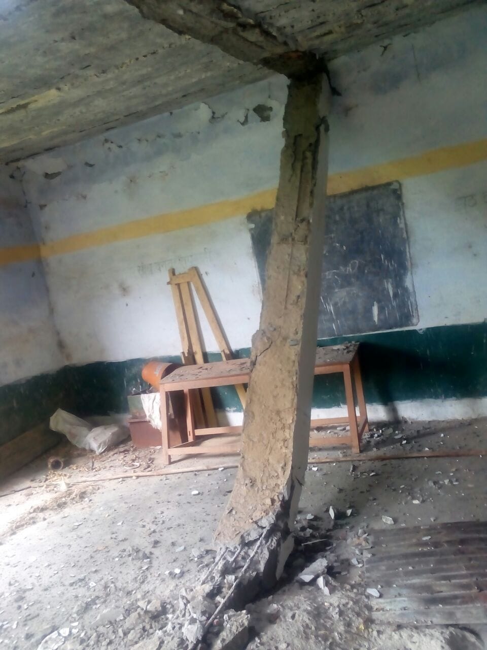 roof beam of school fell down.