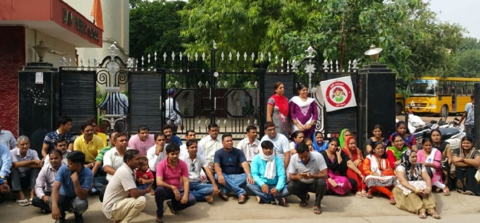 protest against dav school for fee hike