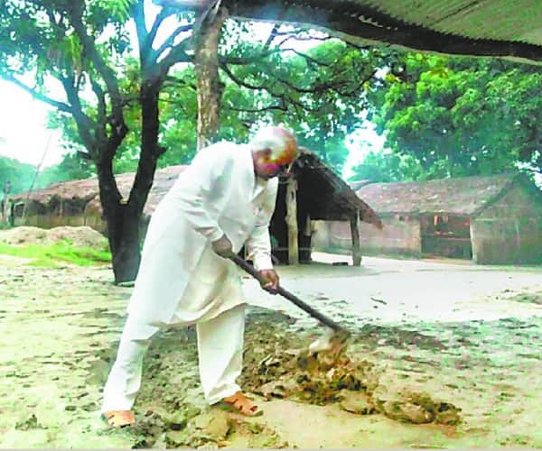 Minister vanshidhar baudh's house collapse because of rain.