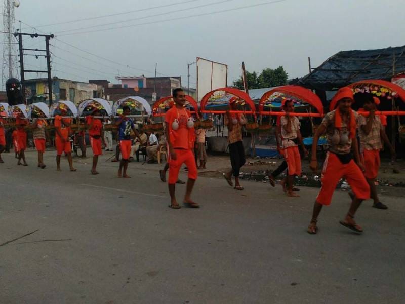 ganga ghaaton par umada kaanvadiyon ka sailaab