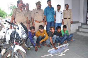 Highway robbers, holding hands idol thieves were