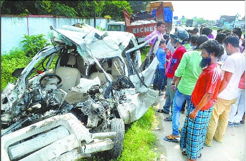 Truck thrashed SUV, 8 dead