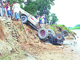 Tractor-carro cayó en Gangnhr, tres heridos