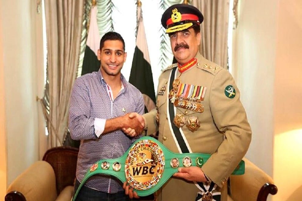  boxer Amir Khan presented his championship belt to raheel sharif 