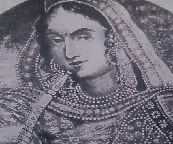 The story of Begum hazrat mahal is on the stage