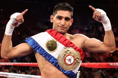 boxer Amir Khan presented his championship belt to raheel sharif 