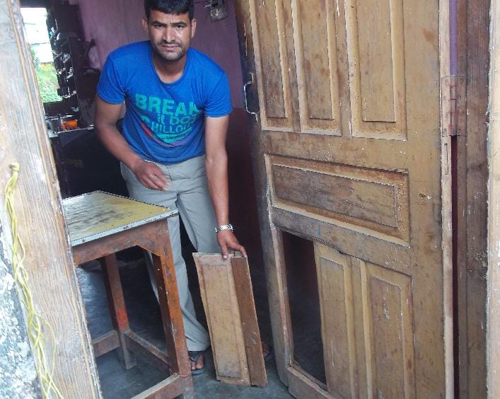Break the door of the hotel, including 20 thousand of cash stolen