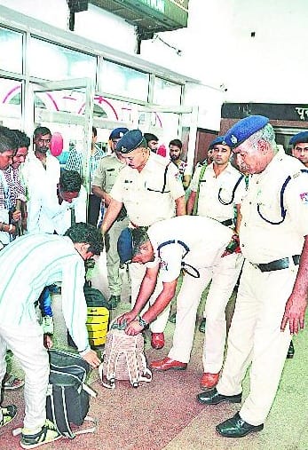 Enhanced security of the railway station, checking 