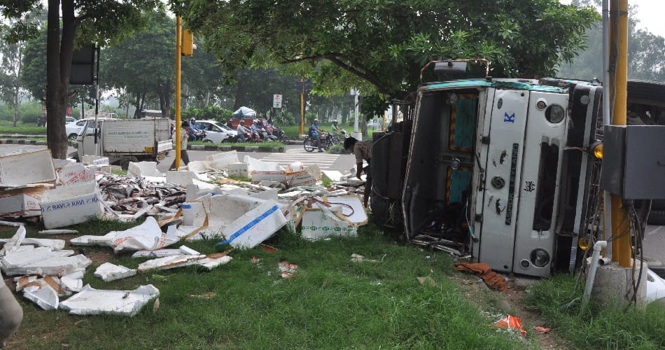fish loded truck was overturned after hitting at kalka highway, chandigarh,