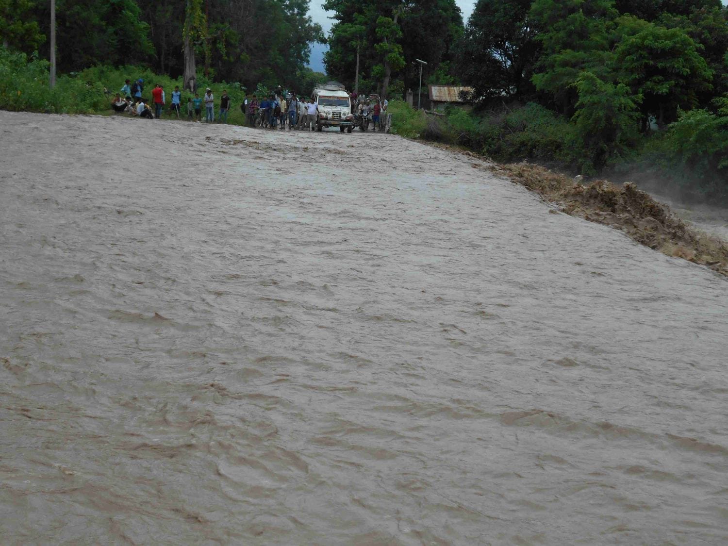 flood and highway blocked due to heavy rain in uttarakhand