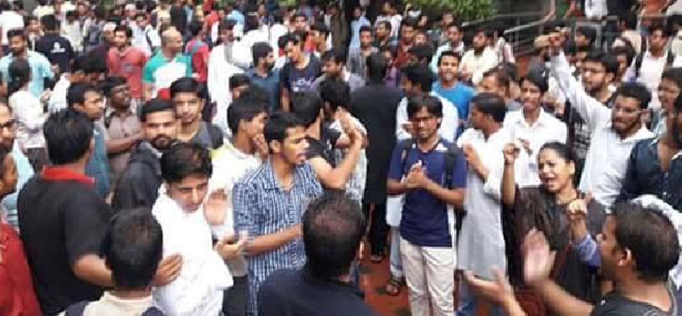 jamia millia islamia students protest against raid in hostel