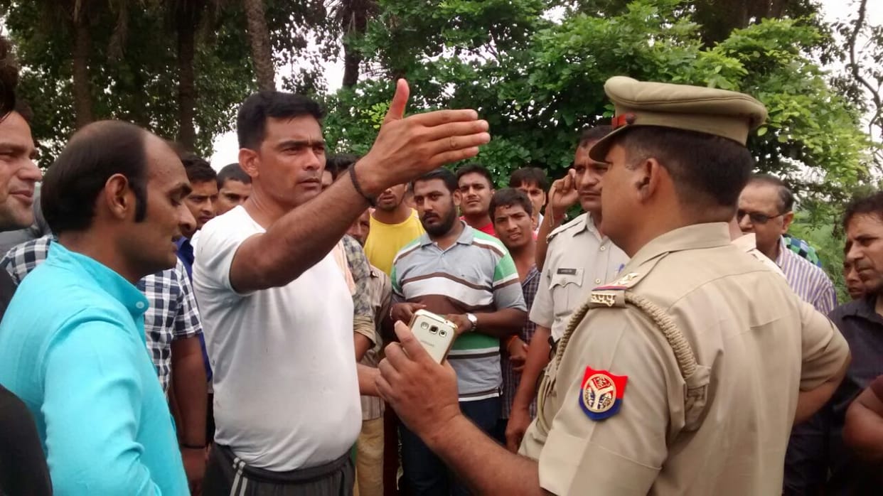 Blocked the road on the attack, threw stones at vehicles