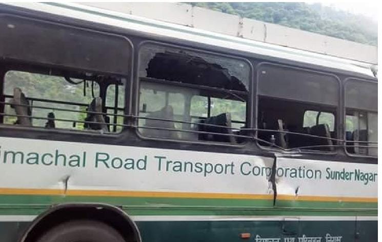 land slide hit the hrtc bus, one women injured