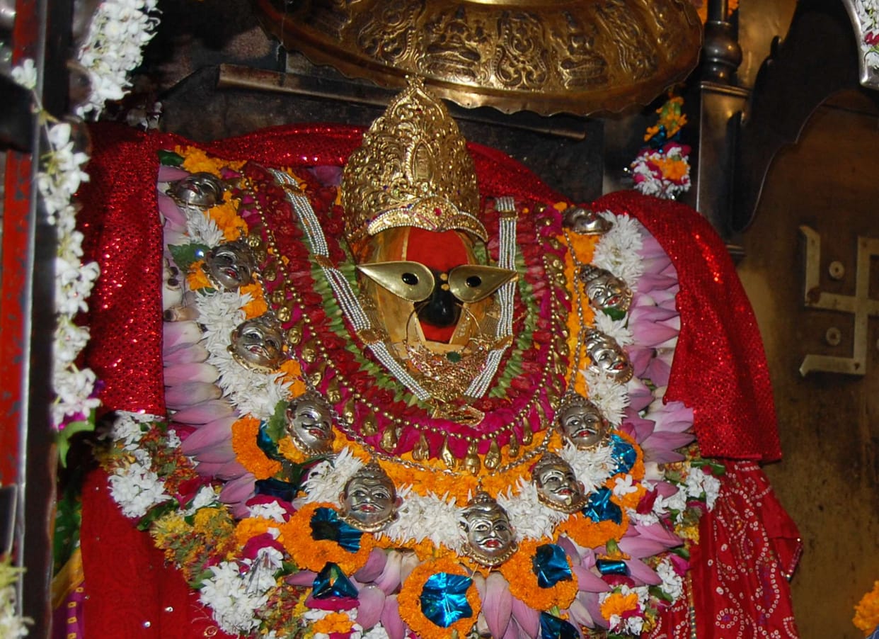 Mother's court decorated with flowers