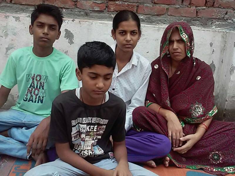 shaheed sarvesh ke parivaar ko imadaad ka intajaar