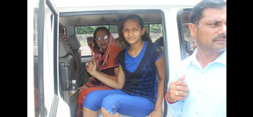 cm akhilesh yadav met with two sisters from bulandshahr 
