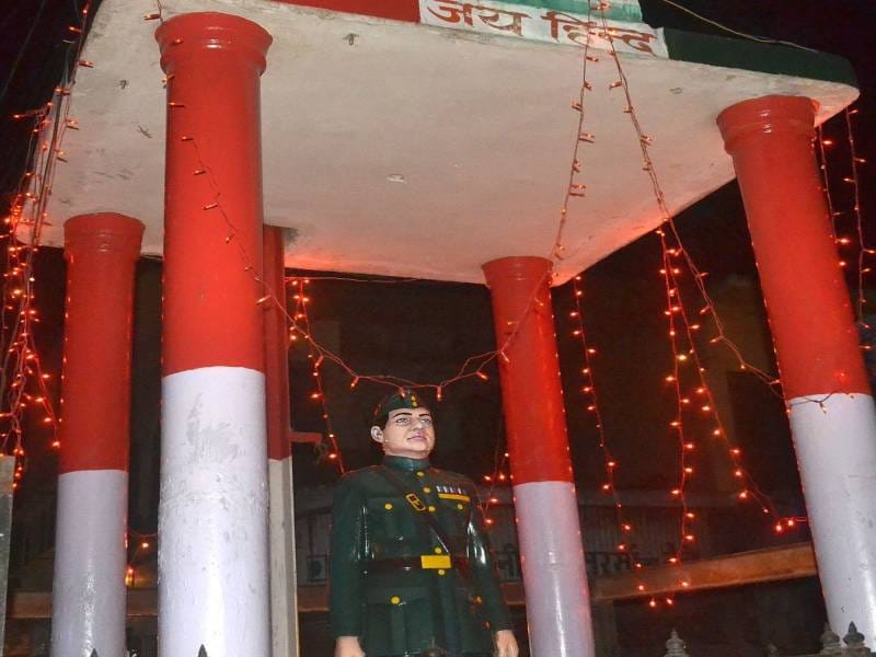 har taraph jashn-e-aajaadee ka ullaas