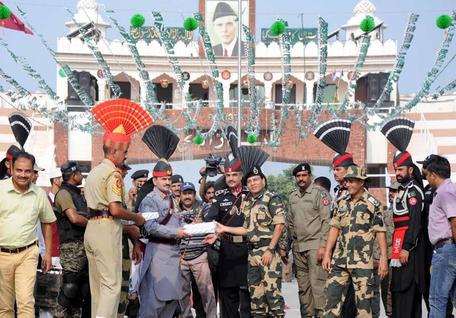 sweet distribution in between indian and pakistan on wagah border on accassion of independence day