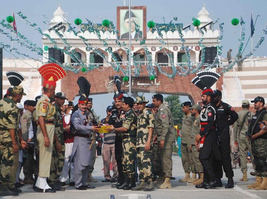 sweet distribution in between indian and pakistan on wagah border on accassion of independence day