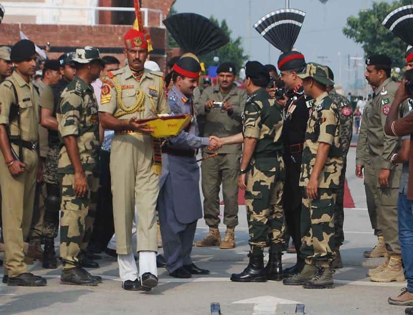 sweet distribution in between indian and pakistan on wagah border on accassion of independence day