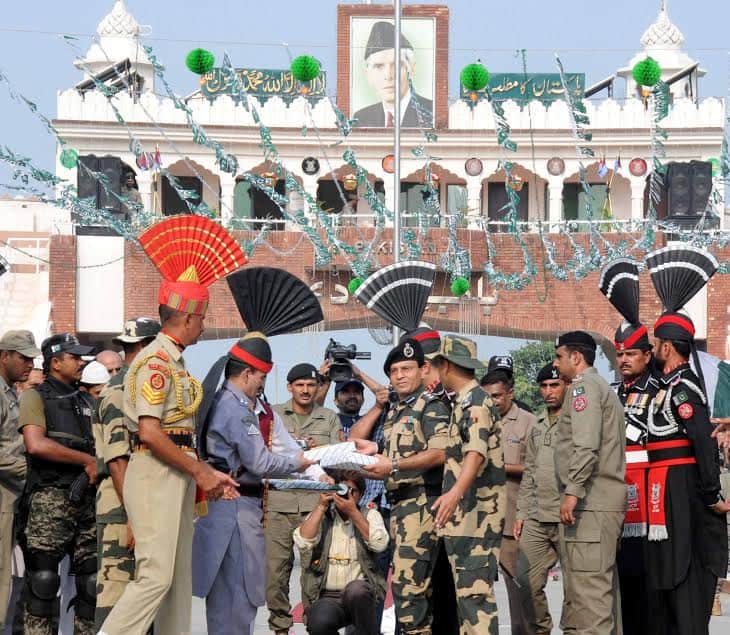 sweet distribution in between indian and pakistan on wagah border on accassion of independence day