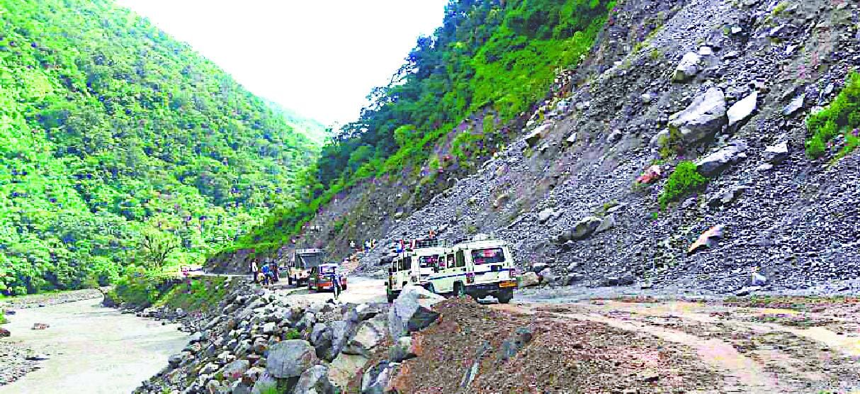 Munsyari-Jauljibi road remained closed for 12 hours