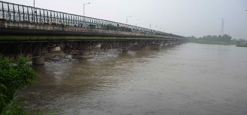 Dropped tractor in Yamuna, one killed