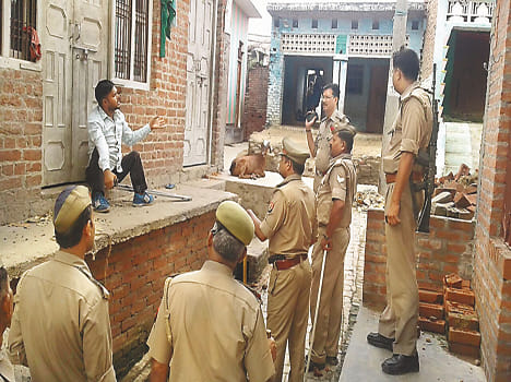 The two sides firing and stone pelting, five injured