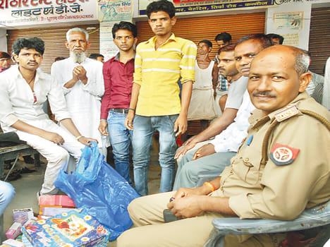 Car riders thugs beat cop assigned to villagers