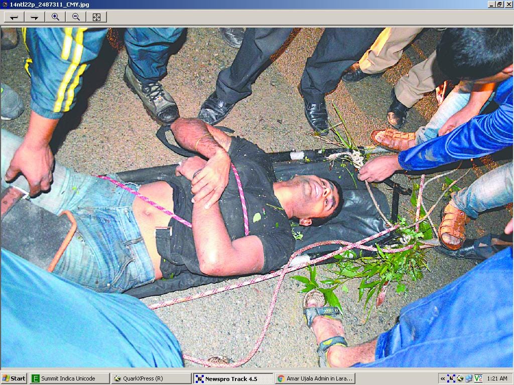 Two killed in car fell into a ditch, three injured