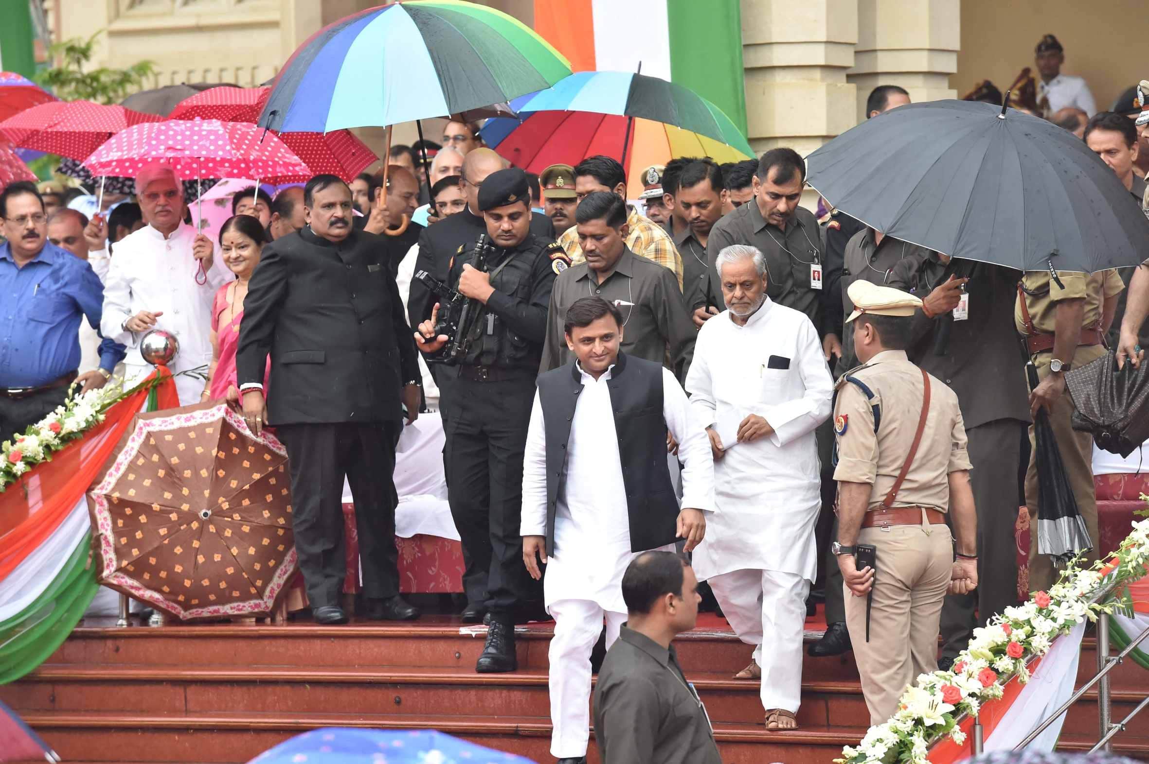 cm akhilesh yadav celebrates independence day in lucknow