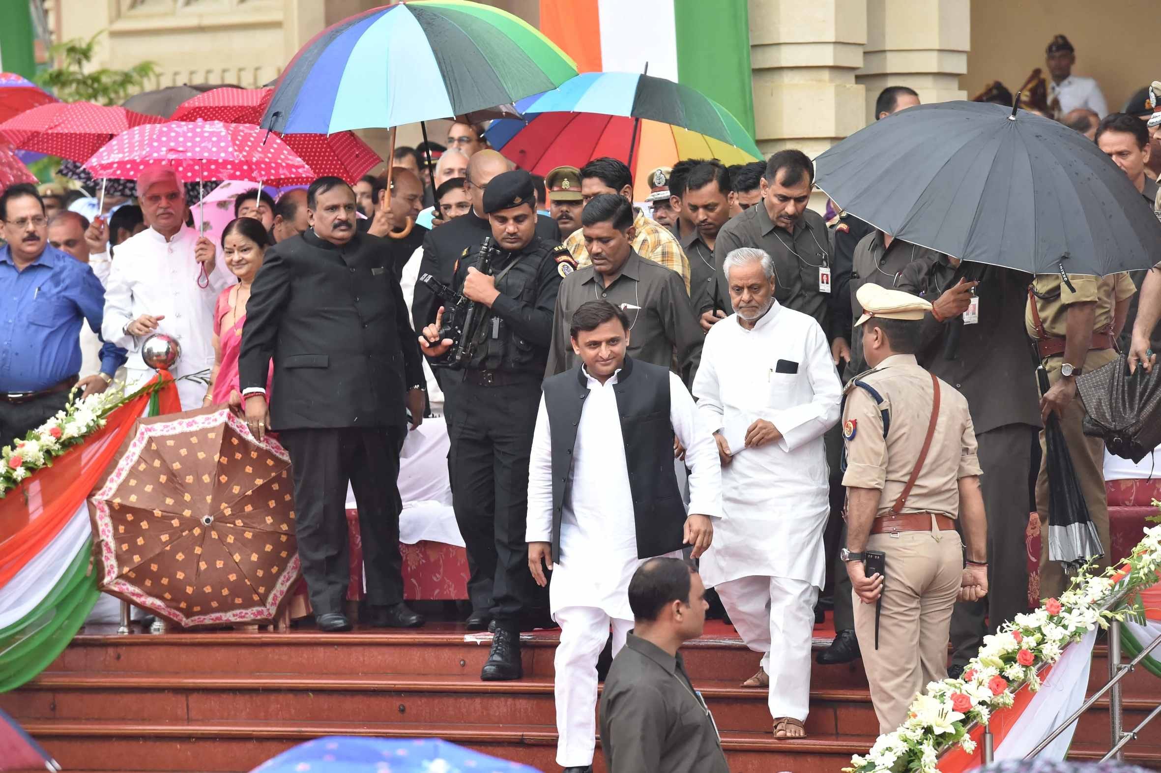 cm akhilesh yadav celebrates independence day in lucknow
