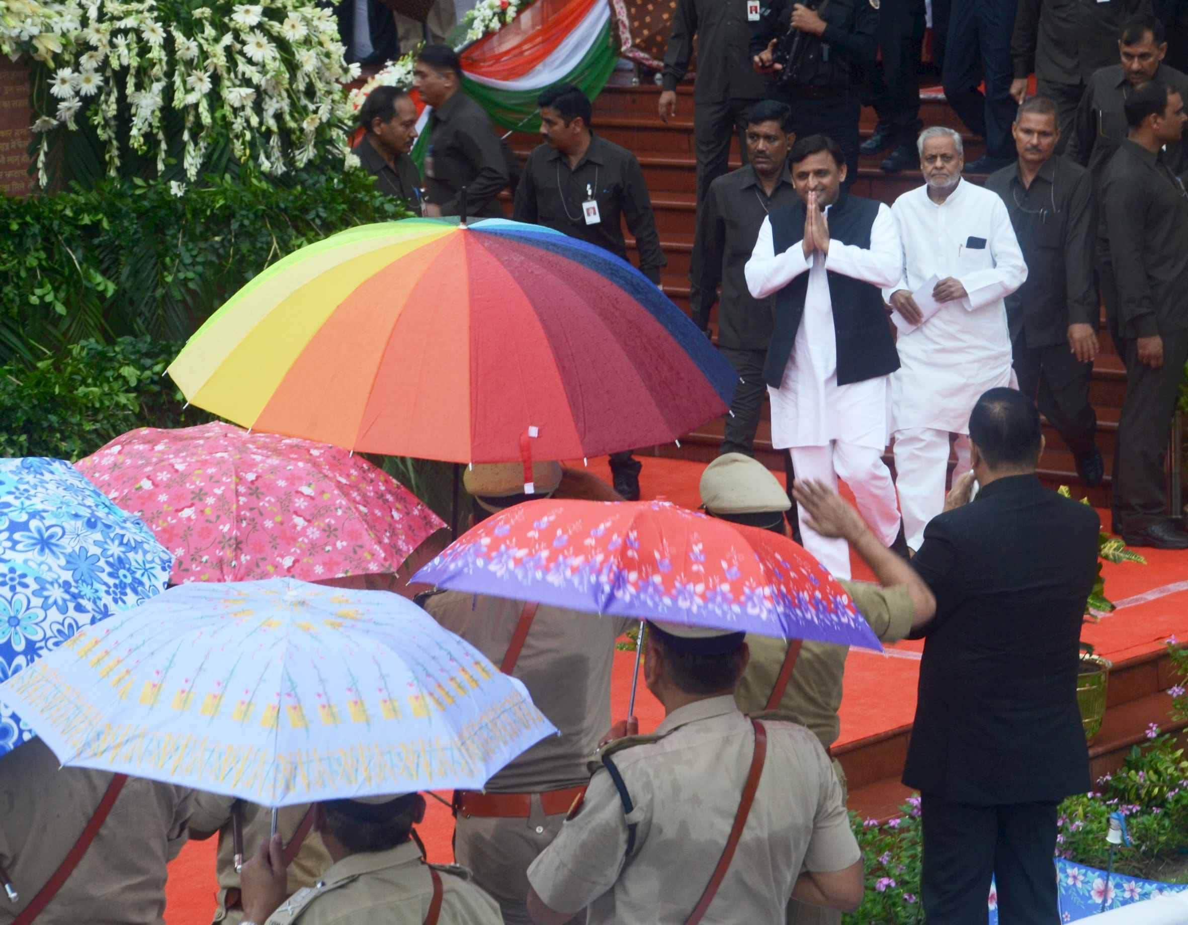 cm akhilesh yadav celebrates independence day in lucknow