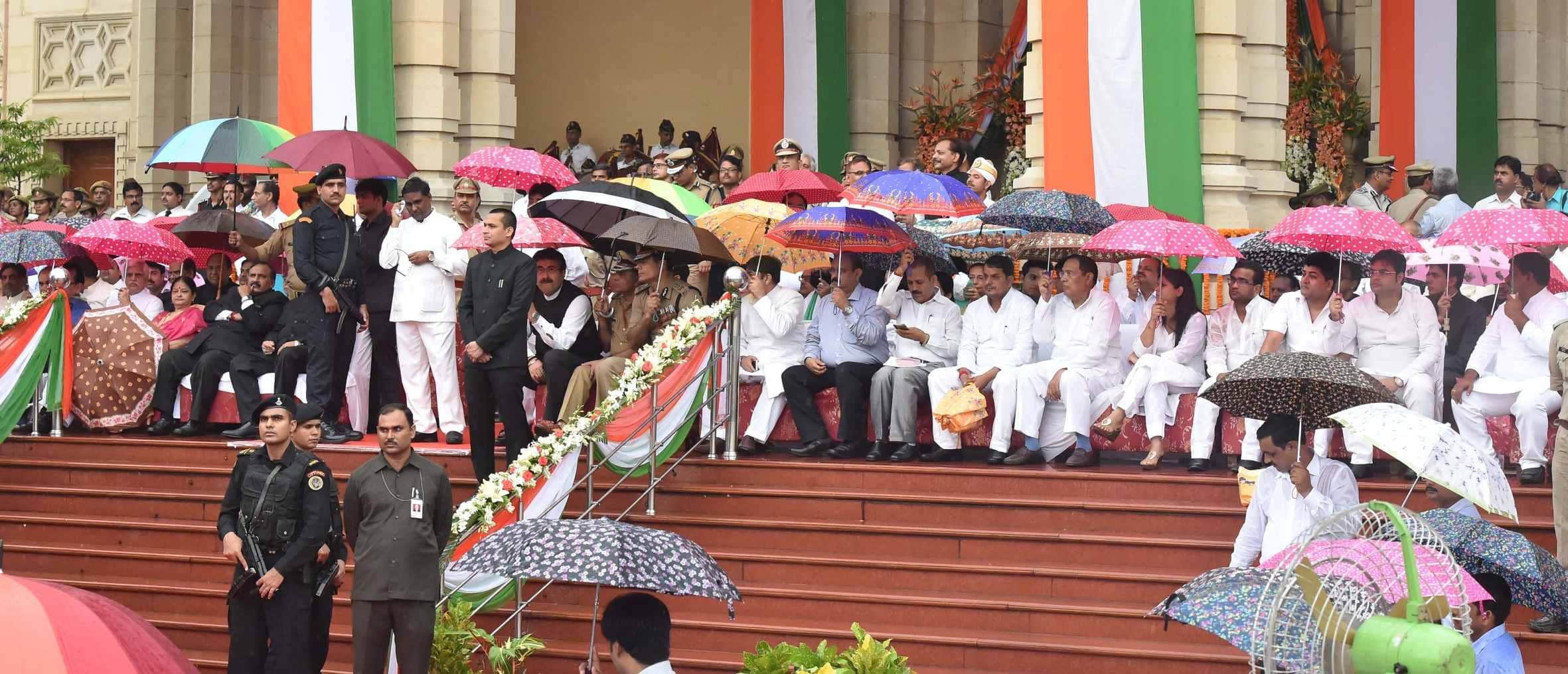 cm akhilesh yadav celebrates independence day in lucknow