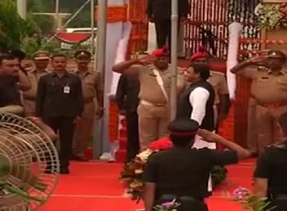 Watch: UP CM Akhilesh Yadav unfurls tricolour 