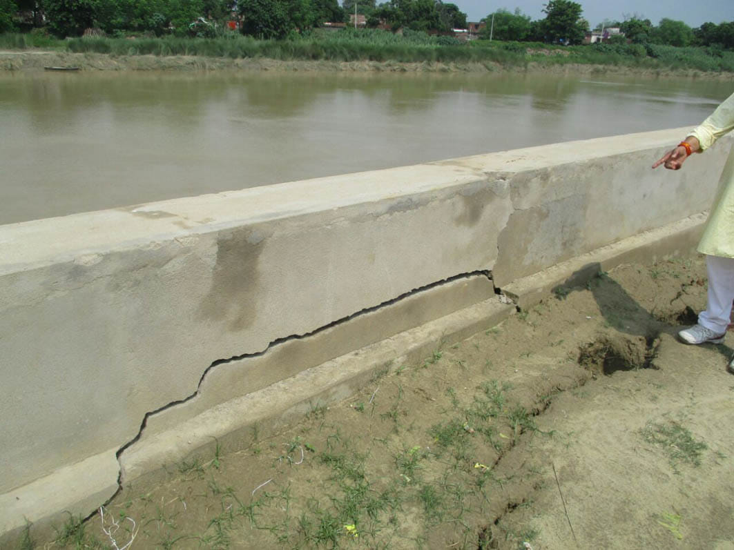 Danpanr flow, flood protection wall has fallen into the cracks