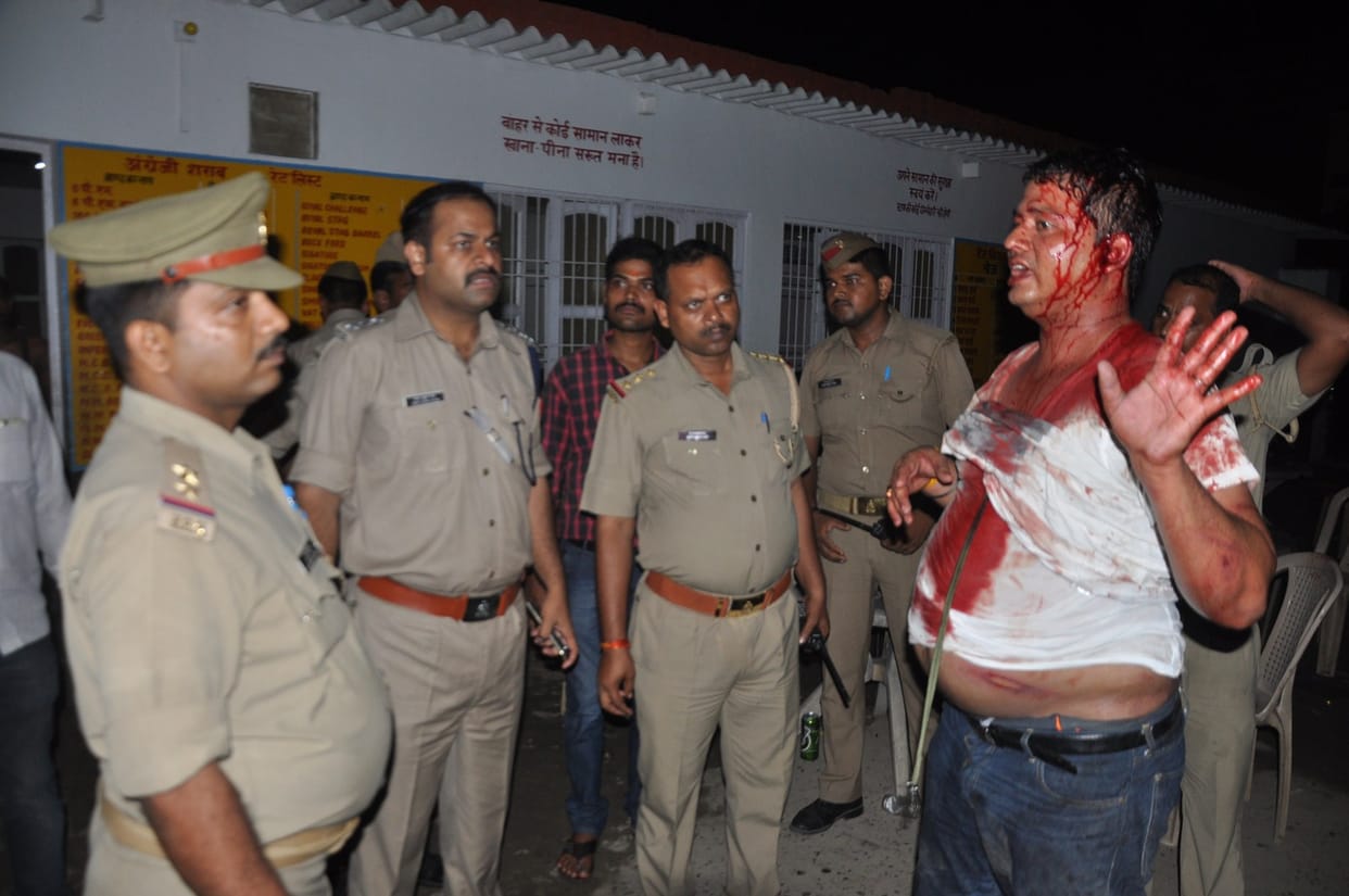 Employees of model shop beet to SP leader