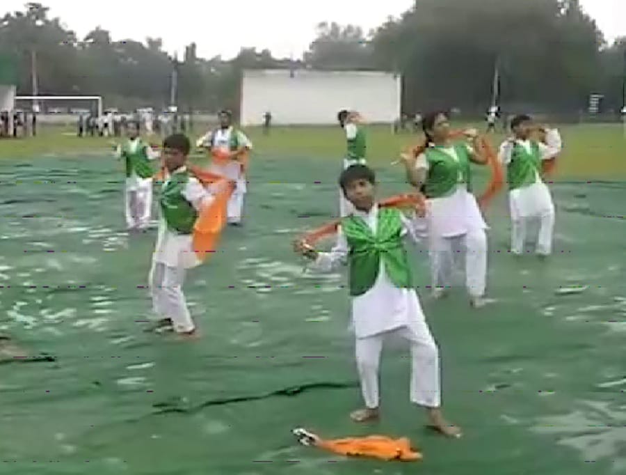 बच्चों ने किया डांस