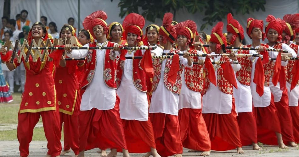 school students cultural performance in prade ground on independence day chandigarh